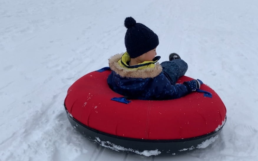 ノーザンアークスキー場で遊ぶ子供