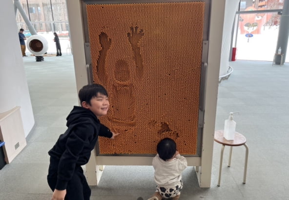 釧路市遊学館で遊ぶ子供