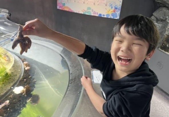 釧之助本店で遊ぶ子供