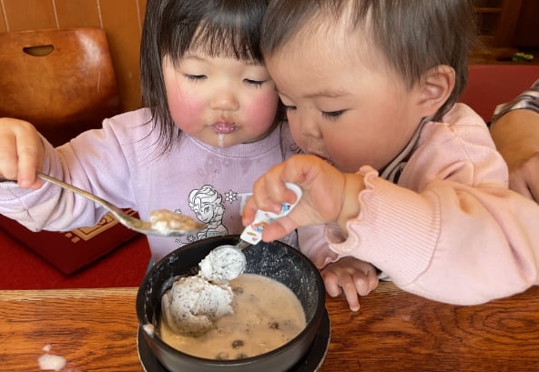平和園で食事をとる子供