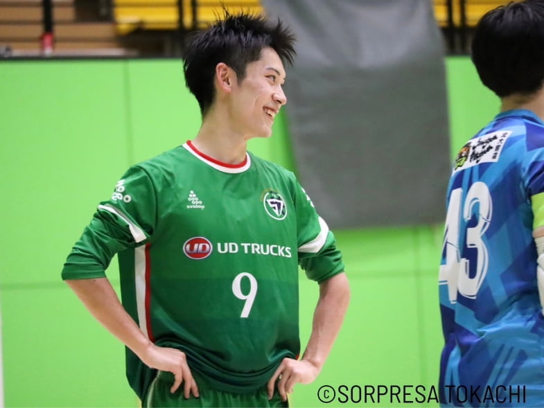 笑顔のフットサル選手