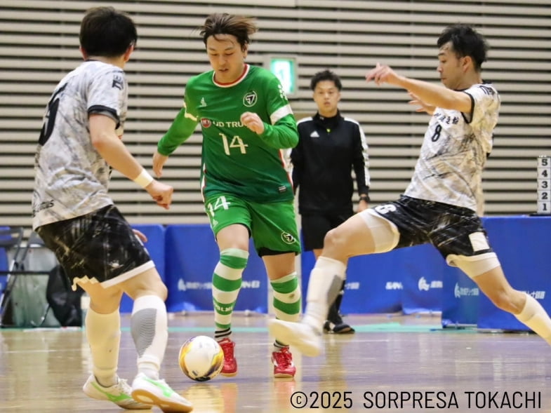 フットサル選手のシュート