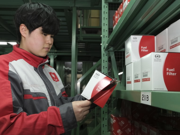 部品の在庫を確認する部品課の女性