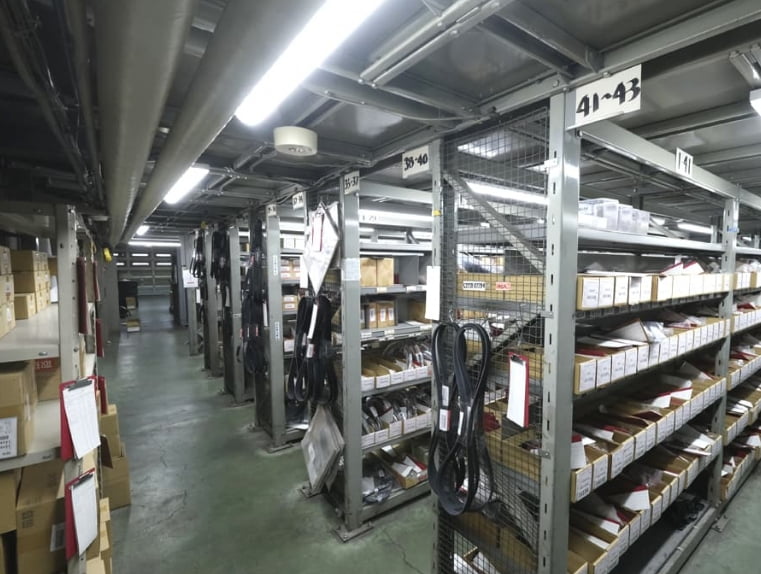 UDトラックス道東の部品庫の様子