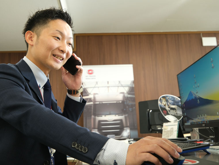 電話対応をする営業の男性