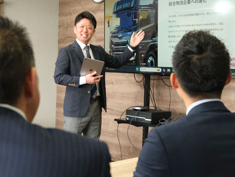 顧客先でプレゼンを行う営業の男性