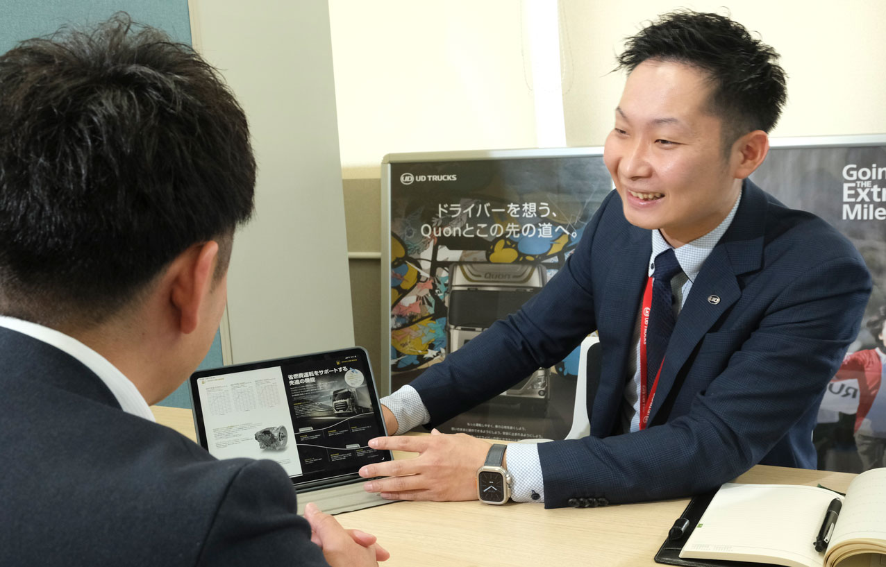 お客様に資料を用いて説明する営業の男性