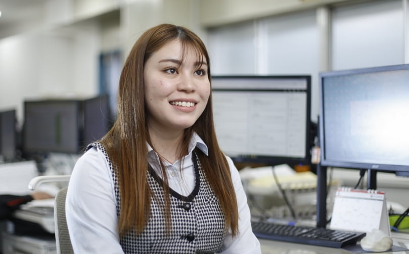 社員インタビューを受ける整備課間接の女性