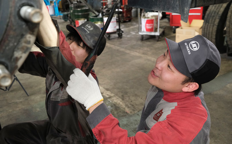 車両を点検する整備課の男性二人