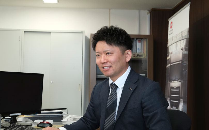 社員インタビューを受ける販売課の男性