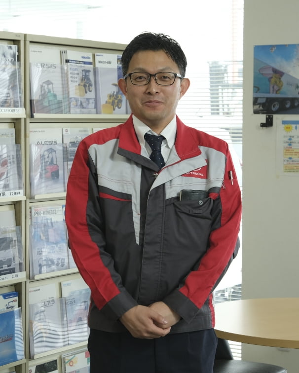 社屋の中で正面を向いている部品課の男性