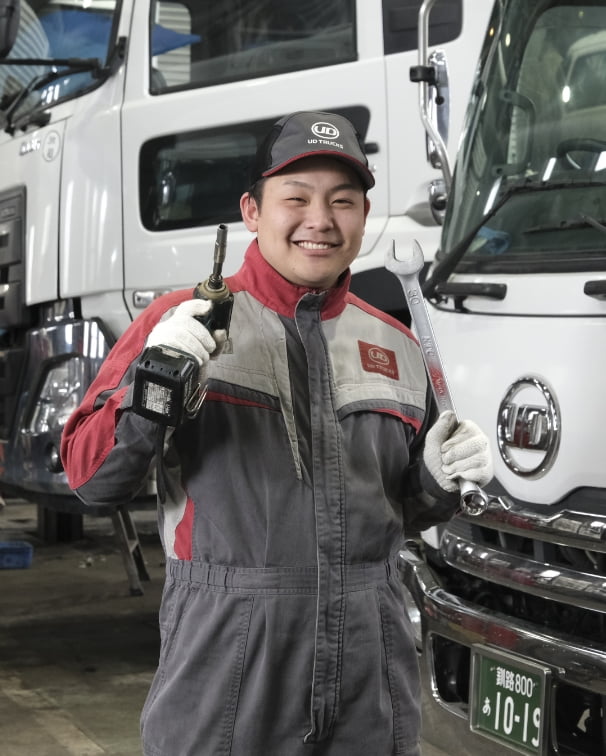 トラックの前で工具を持っている整備課の男性