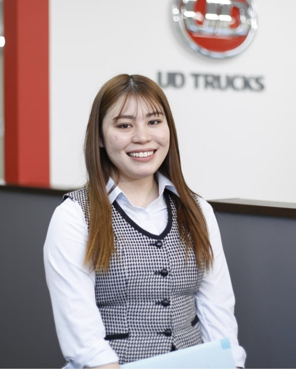 社屋の中で正面を向いている整備課間接の女性