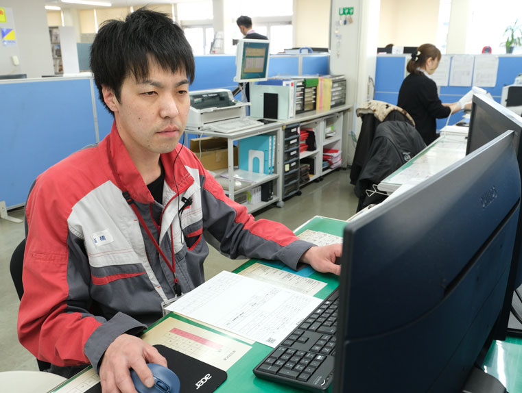 デスクワークをするメカニックの男性