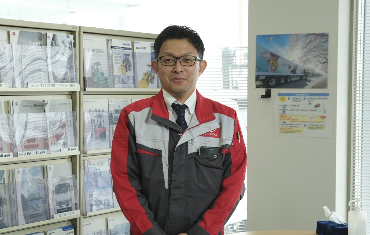 社屋の中で正面を向いている部品課の男性