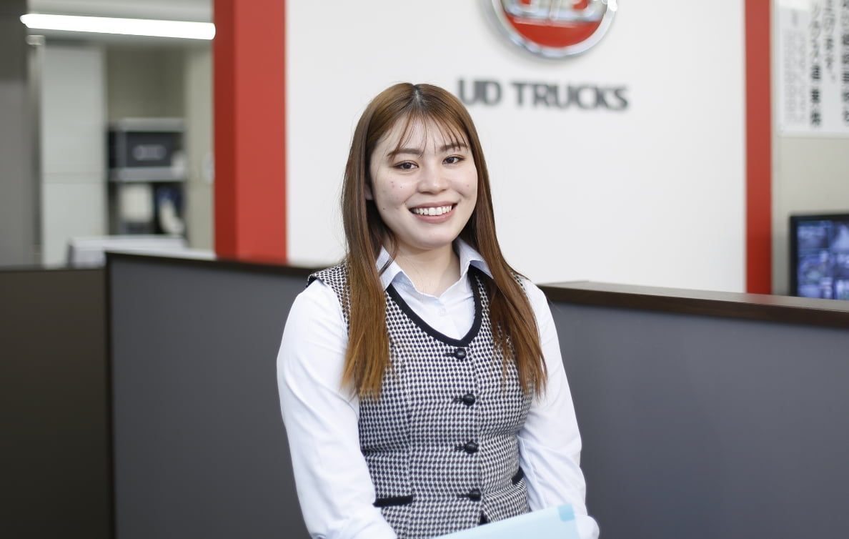 社屋の中で正面を向いている整備課間接の女性