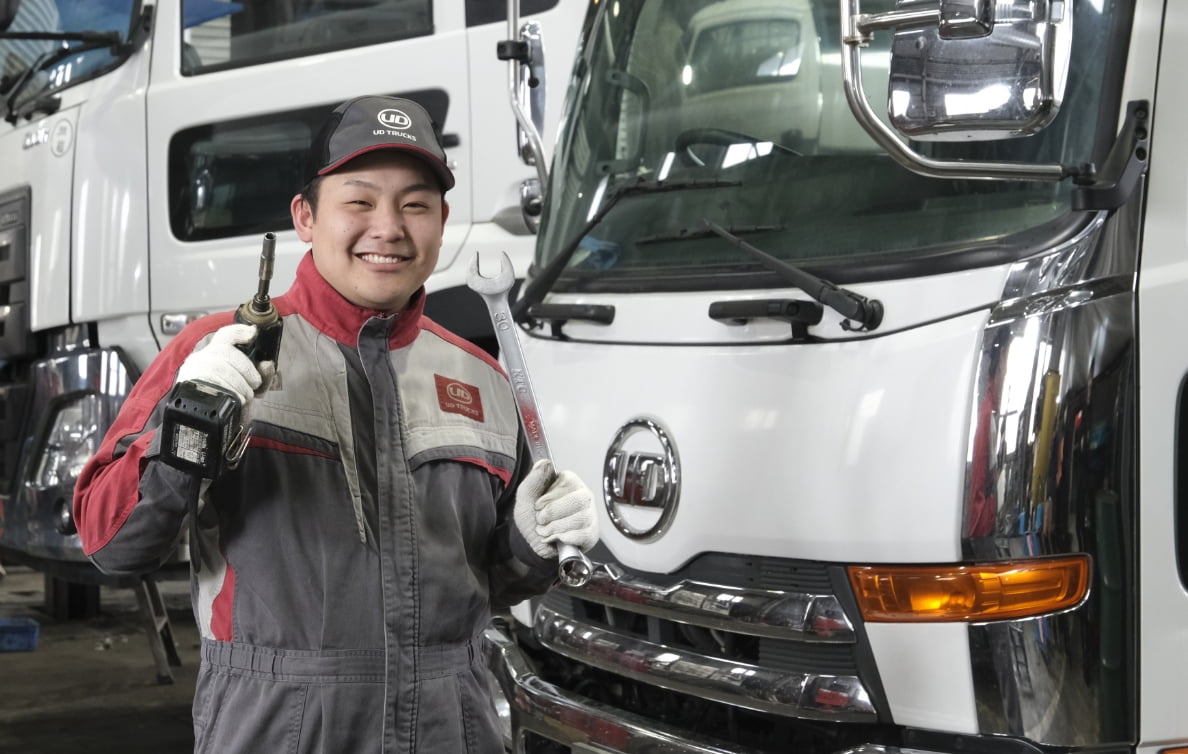 トラックの前で工具を持っている整備課の男性